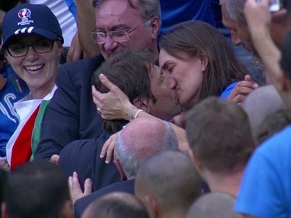 CỰC ĐỘC: Conte lao lên khán đài hôn say đắm vợ khi Italy thắng Tây Ban Nha
